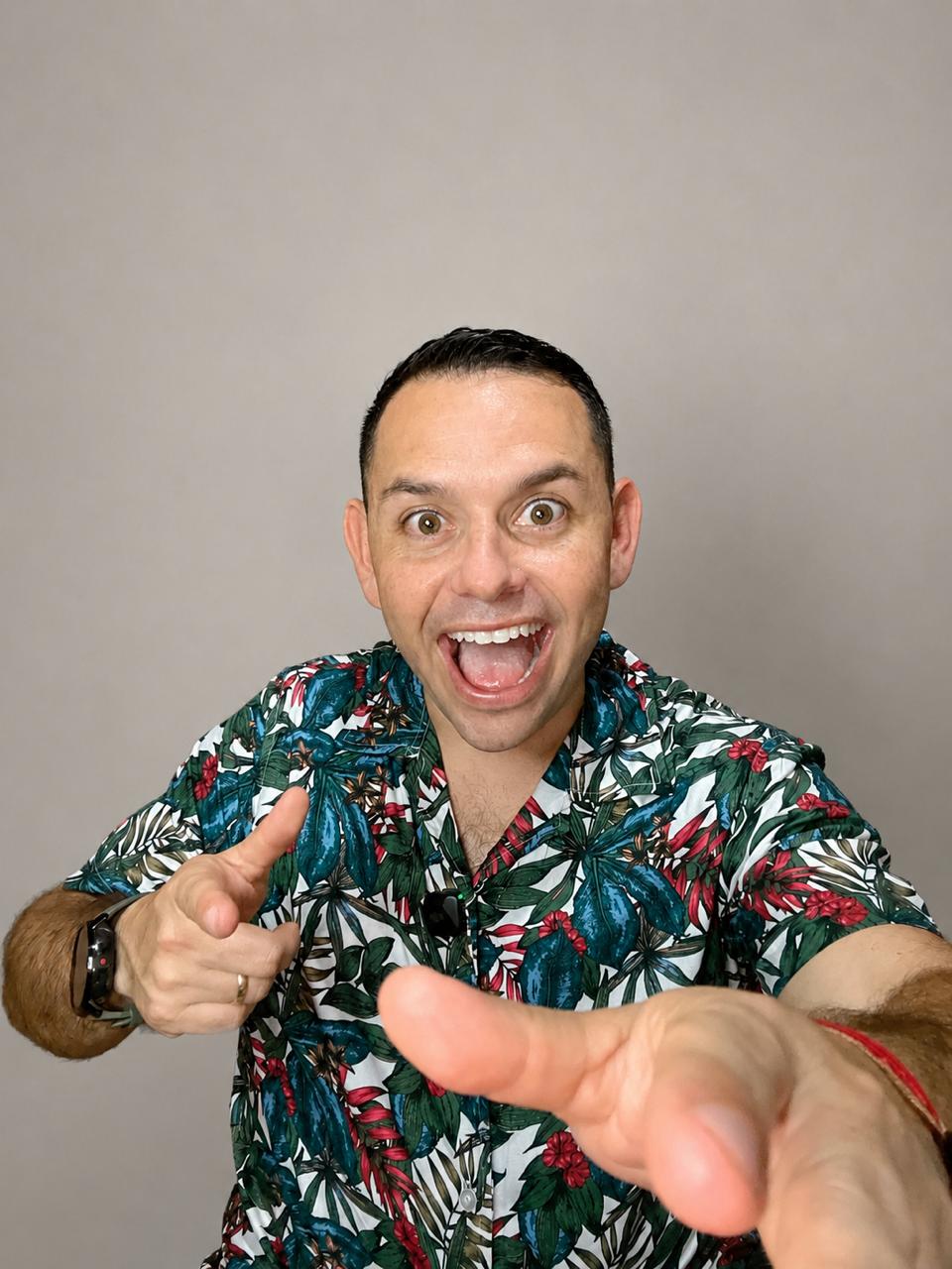 Alex Chaves con actitud divertida