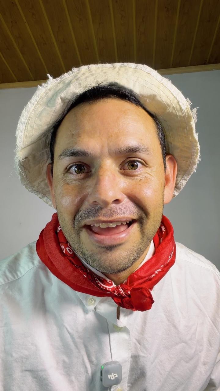 Alex Chaves en un personaje cómico